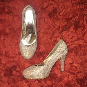 Cream with sparkles heels